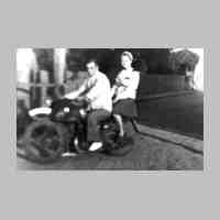 006-0030 Guenther Ruthke mit dem Pflichtjahrmaedchen auf dem Motorrad.jpg